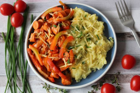 Comfort Fusion: Käsiges Kartoffelpüree mit lebendigen Paprika, Tomaten und frischem Thymian