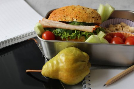 Délices nutritifs : Dinde et pain à salade en acier inoxydable écologique, parfait pour une pause rafraîchissante