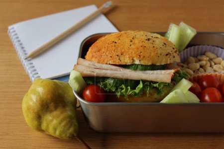 Délices nutritifs : Dinde et pain à salade en acier inoxydable écologique, parfait pour une pause rafraîchissante