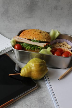 Nutritious Delights: Turkey and Salad Bun in Eco-Friendly Stainless Steel, Perfect for a Refreshing Break