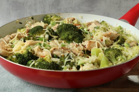 Brokkoli-Hühnchen mit Reis: Ein-Topf-Gericht