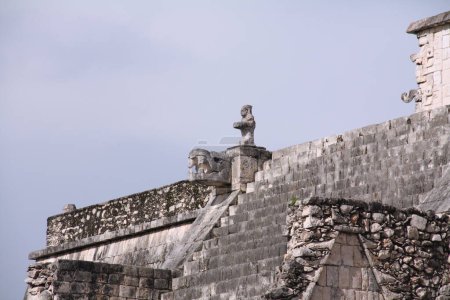 Photo for Templo de los Guerreros en Chichn Itz, en la pennsula de Yucatn, Mxico. Construccin prehispnico. Puede que sea el nico edificio maya del Clsico tardo. - Royalty Free Image
