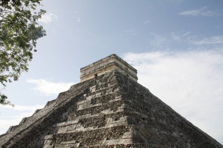 Templo de Kukulkn conocido como "El Castillo", Chichn Itz, en la pennsula de Yucatn, Mexiko. Construccin prehispnico. Paso cenital del sol en Chichn Itz, luces y sombras.