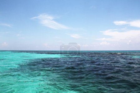Photo for Mar color turquesa, con diferentes profundidades, diferentes tonos de colores. Riviera Maya, Quintana Roo, Mxico - Royalty Free Image
