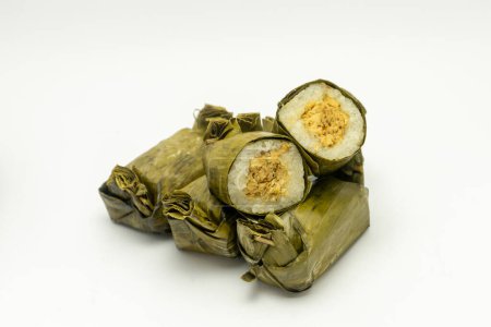 Indonesisches traditionelles Essen, Lemmer genannt, hergestellt aus gedämpftem klebrigem Reis mit in Bananenblätter gewickeltem Hühnerfleisch. isoliert auf weißem Hintergrund