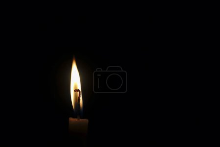 Téléchargez les photos : Bougie brûlant dans l'obscurité - en image libre de droit