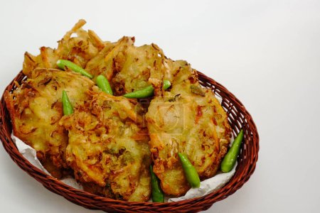 Concentration sélective Bakwan sayur ou Bakwan Goreng ou bala-bala ou ote-ote est légumes beamer de l'Indonésie, servi avec des poivrons de Cayenne sur panier de rotin.