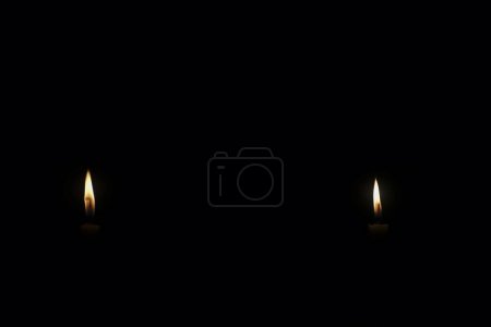 Téléchargez les photos : Bougie allumée isolée sur fond sombre - en image libre de droit