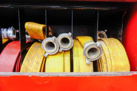 Foto de Mangueras contra incendios en un camión de bomberos, camión de bomberos. - Imagen libre de derechos
