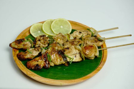 pincho de molleja de pollo a la parrilla yakitori servir en plato de madera - Estilo de comida asiática
