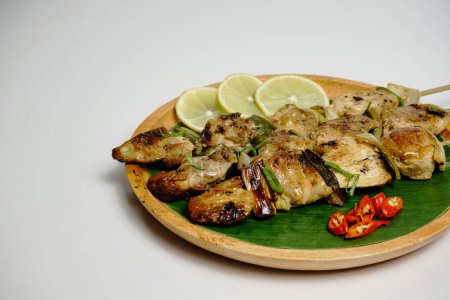 pincho de molleja de pollo a la parrilla yakitori servir en plato de madera - Estilo de comida asiática