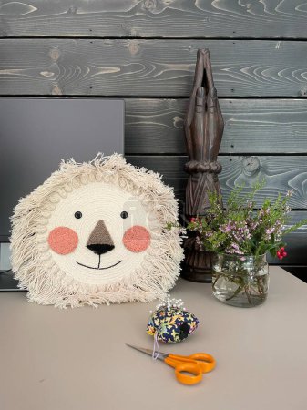 Éléments de décoration bricolage artisanat Lion ciseaux et fleurs. Photo de haute qualité .