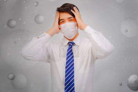 Téléchargez les photos : Homme asiatique porter des masques pour protéger la poussière PM 2.5 et la pollution de l'air et les maux de tête et la maladie, concept de pollution de l'air, concept de soins de santé. - en image libre de droit