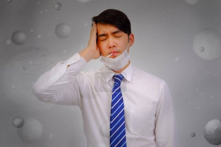 Téléchargez les photos : Homme asiatique porter des masques pour protéger la poussière PM 2.5 et la pollution de l'air et les maux de tête et la maladie, concept de pollution de l'air, concept de soins de santé. - en image libre de droit