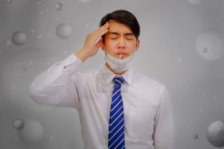 Foto de Hombre asiático usar máscaras para proteger PM 2.5 polvo y contaminación del aire y dolor de cabeza y enfermedad, concepto de contaminación del aire, concepto de salud. - Imagen libre de derechos