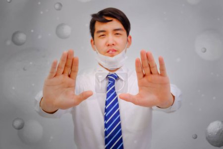 Foto de Hombre asiático usar máscaras levantar la mano para proteger PM 2.5 polvo y la contaminación del aire y dolor de cabeza y enfermedad, concepto de contaminación del aire, concepto de atención médica. - Imagen libre de derechos
