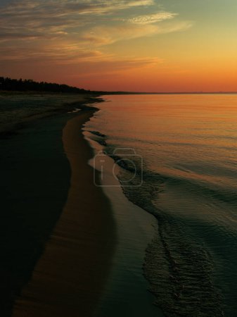 Sommersonnenaufgang, an der Küste