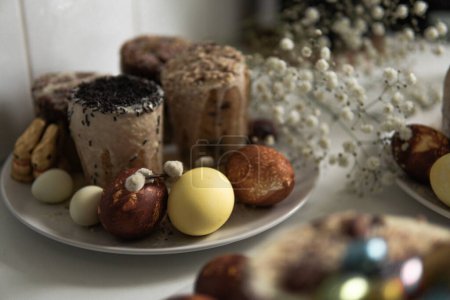 mesa de Pascua con huevos de Pascua, pasteles y pasteles, huevos con flores
