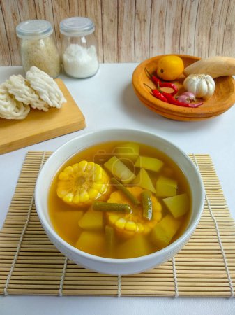 Sayur Asem o sopa de verduras de tamarindo. Platos vegetales tradicionales de Java Occidental