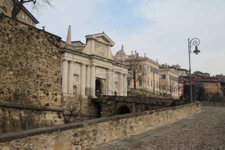 Porta San Giacomo porta di accesso dalle mura venete alla citt alta di Bergamo, venne costruita nel 1592,  la sola in marmo bianco rosato della cava di Zandobbio (Bg) in Val Cavallina.