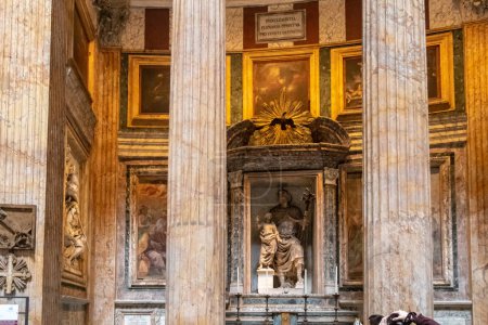 Foto de Detalle del interior del Panteón en Roma, el gran templo de la Antigua Roma de todos los dioses, todavía en un estado prodigioso de conservación. - Imagen libre de derechos