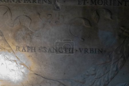 Foto de Detalle de la tumba de Raffaello Sanzio da Urbino dentro del Panteón de Roma, el gran templo de la Antigua Roma de todos los dioses, todavía en un estado prodigioso de conservación. - Imagen libre de derechos