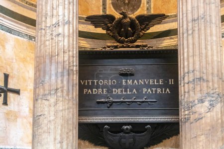 Foto de Roma, Panteón, detalle de la tumba de Vittorio Emanuele II. interior de la basílica de santa maria asasasore - Imagen libre de derechos