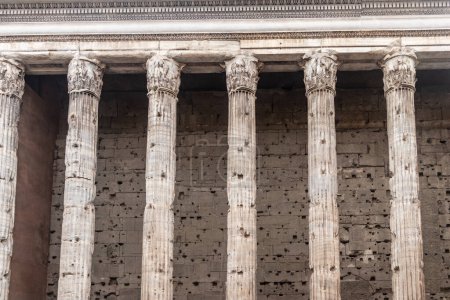 Rom, Italien, Tempel von Vibia Sabina und Hadrian auf der eindrucksvollen Piazza di Pietra, Sitz der Handelskammer.