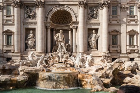 Foto de Roma, Italia, Fontana de Trevi, es la más grande de las famosas fuentes de Roma, construida en la fachada del Palazzo Poli por Nicola Salvi. - Imagen libre de derechos