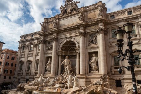 Foto de Roma, Italia, Fontana de Trevi, es la más grande de las famosas fuentes de Roma, construida en la fachada del Palazzo Poli por Nicola Salvi. - Imagen libre de derechos