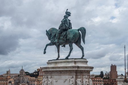 Foto de Roma, Italia, Vittoriano, estatua ecuestre de Vittorio Emanuele II, sobre cuya base de mármol se esculpen las estatuas de las ciudades nobles - Imagen libre de derechos