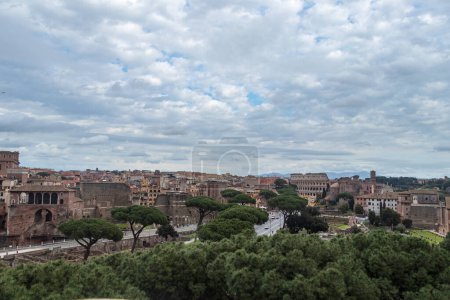 Foto de Roma - Fori Imperiali, visión general, el Coliseo en el fondo - Imagen libre de derechos
