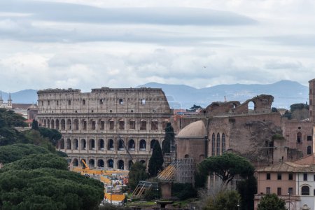 Foto de Roma - Foros Imperiales: a la derecha la Basílica de Majencio y a la izquierda el Coliseo. - Imagen libre de derechos