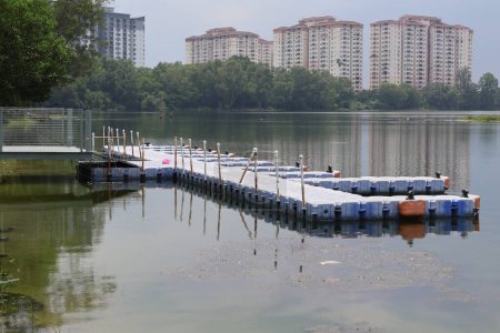 Foto de Tasik Biru es un lago azul sereno, enclavado en un paisaje pintoresco, es un refugio recreativo a solo 30 minutos de Kuala Lumpur, atraer a los turistas con su atractivo natural. - Imagen libre de derechos