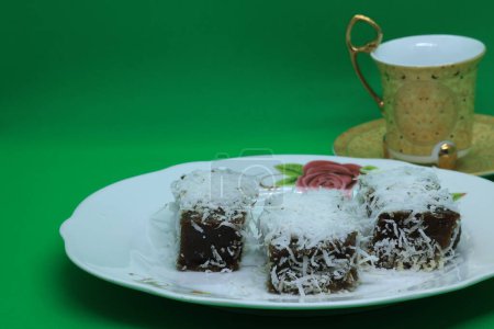 Dieses legendäre Dessert, das als "Kuih Kaswi" bekannt ist, ist ein beliebter malaysischer Leckerbissen, der Weizenmehl, Tapiokastärke und roten Zucker kombiniert, gekocht und mit Kokosfetzen überzogen, hausgemacht serviert oder an lebhaften Straßenständen verkauft wird..