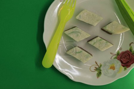 Relish the Malaysian legendary treat, made with pandan-flavored green rice flour jelly, coconut milk, and palm sugar syrup, steamed, and served, available both homemade and at street stalls.