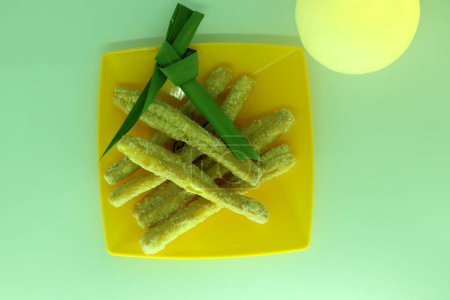 Discover the essence of Malaysian food with homemade snacks, known as "Gegetas". Crafted from wheat flour, sugar, and more, these crispy delights are fried, coated with jam sugar to perfection, and served with tradition.