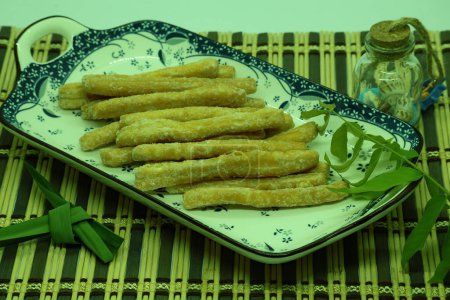 Discover the essence of Malaysian food with homemade snacks, known as "Gegetas". Crafted from wheat flour, sugar, and more, these crispy delights are fried, coated with jam sugar to perfection, and served with tradition.