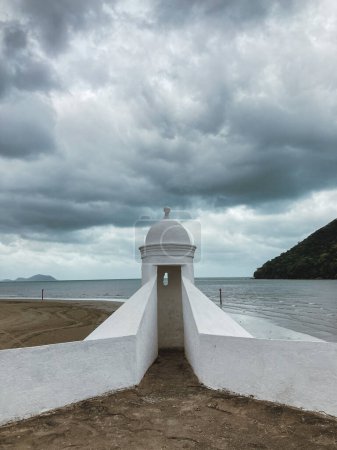 Téléchargez les photos : Praia com ceu nublado - en image libre de droit