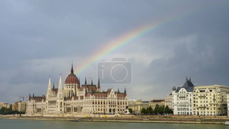 Regenbogen über Budapest: Das symbolträchtige ungarische Parlamentsgebäude, geschmückt mit einem Spektrum von Licht