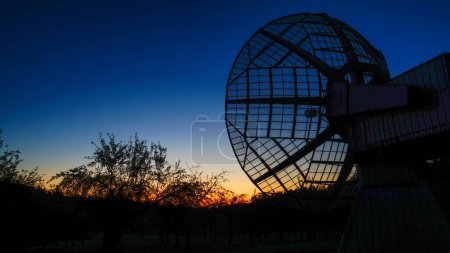 Téléchargez les photos : Crépuscule à l'Observatoire d'Ondejov : Le Grand Radar Silhouette Contre le Ciel Crépuscule - en image libre de droit