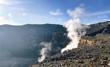 Fumée et cendres volcaniques provenant d'un volcan actif