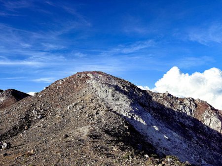 Téléchargez les photos : Sol et texture rocheuse d'un volcan actif, volcan Egon à Maumere, Flores, Indonésie. soufre produit par les volcans - en image libre de droit