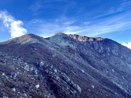 Téléchargez les photos : Sol et texture rocheuse d'un volcan actif, volcan Egon à Maumere, Flores, Indonésie. soufre produit par les volcans - en image libre de droit