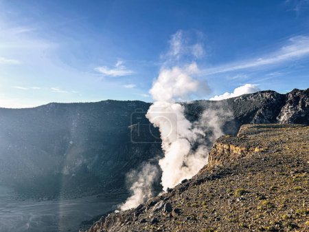 Téléchargez les photos : Fumée et cendres volcaniques provenant d'un volcan actif - en image libre de droit