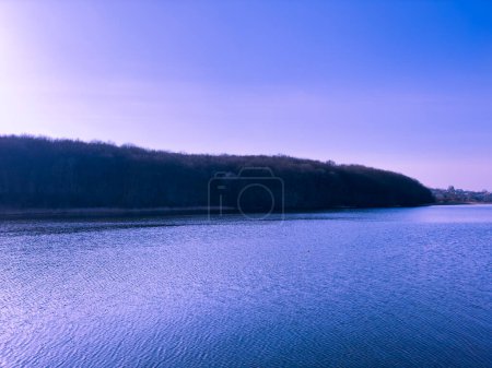 Die Stille des Sees: Spiegelbild des Himmels