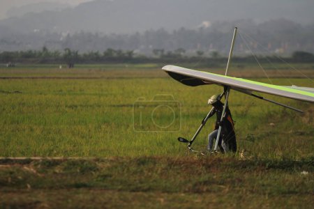 Lotnia lądująca na polu trawy