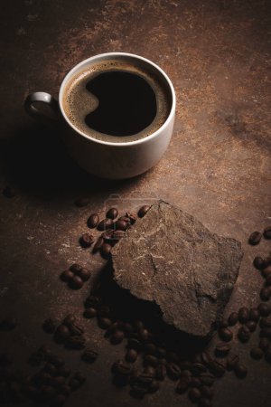 Téléchargez les photos : Coupe de grains de café torréfiés fraîchement brassés sur fond brun - en image libre de droit