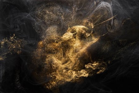 Fond abstrait étincelant doré, fumée noire de luxe, explosion sous-marine de peinture acrylique, encre tourbillonnante cosmique