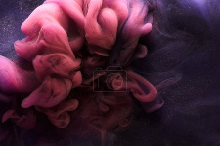 Foto de Fondo abstracto lila rosa, humo de lujo, pintura acrílica explosión bajo el agua, tinta cósmica remolino - Imagen libre de derechos